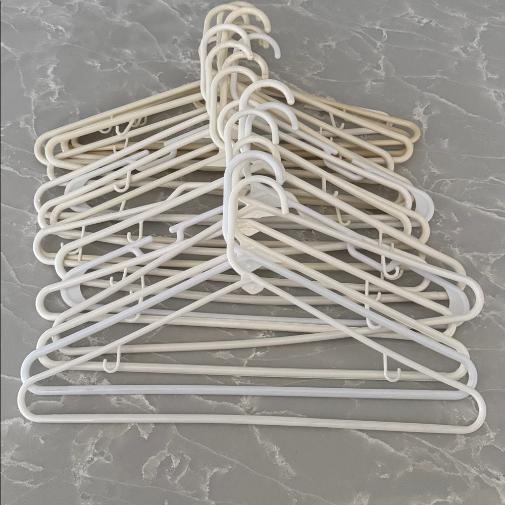 😍FREE With Bundle - 20 Hangers